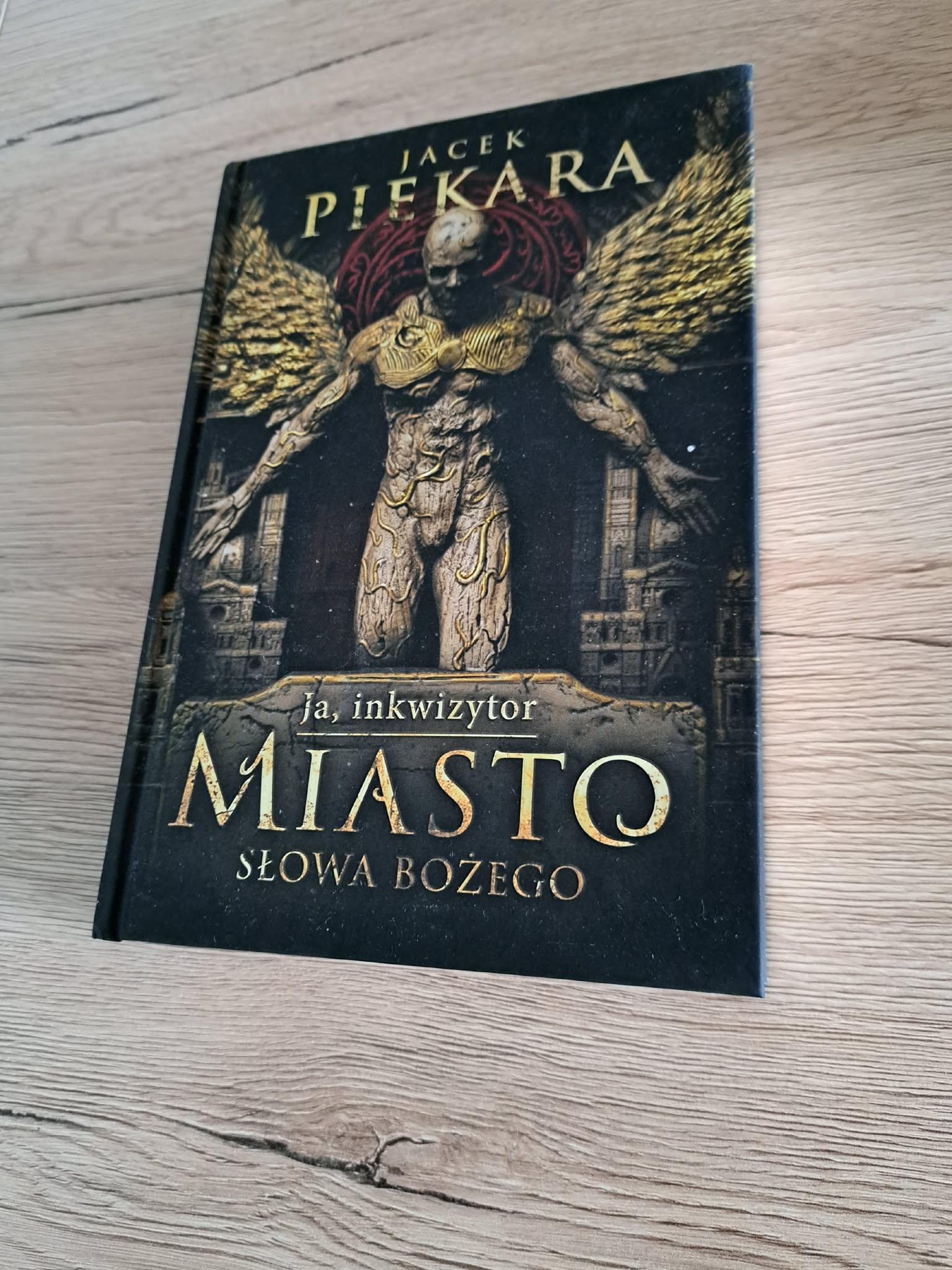 W kotle wrzącej trucizny. Jacek Piekara po raz kolejny zabiera mnie w podróż, z której nie chce się wracać