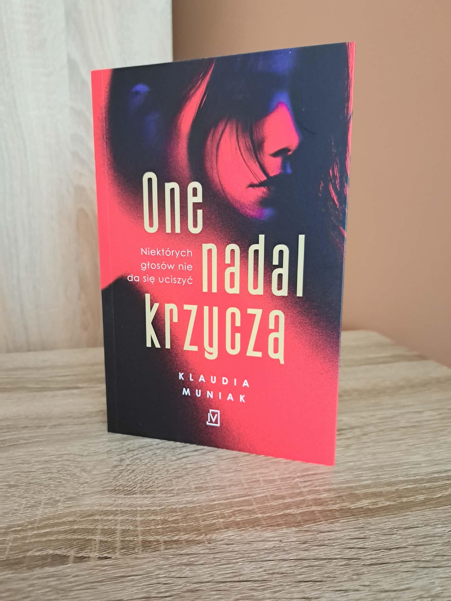 „One nadal krzyczą” – Klaudia Muniak ponownie trafia w punkt! Powieść, która zostaje w głowie na zawsze