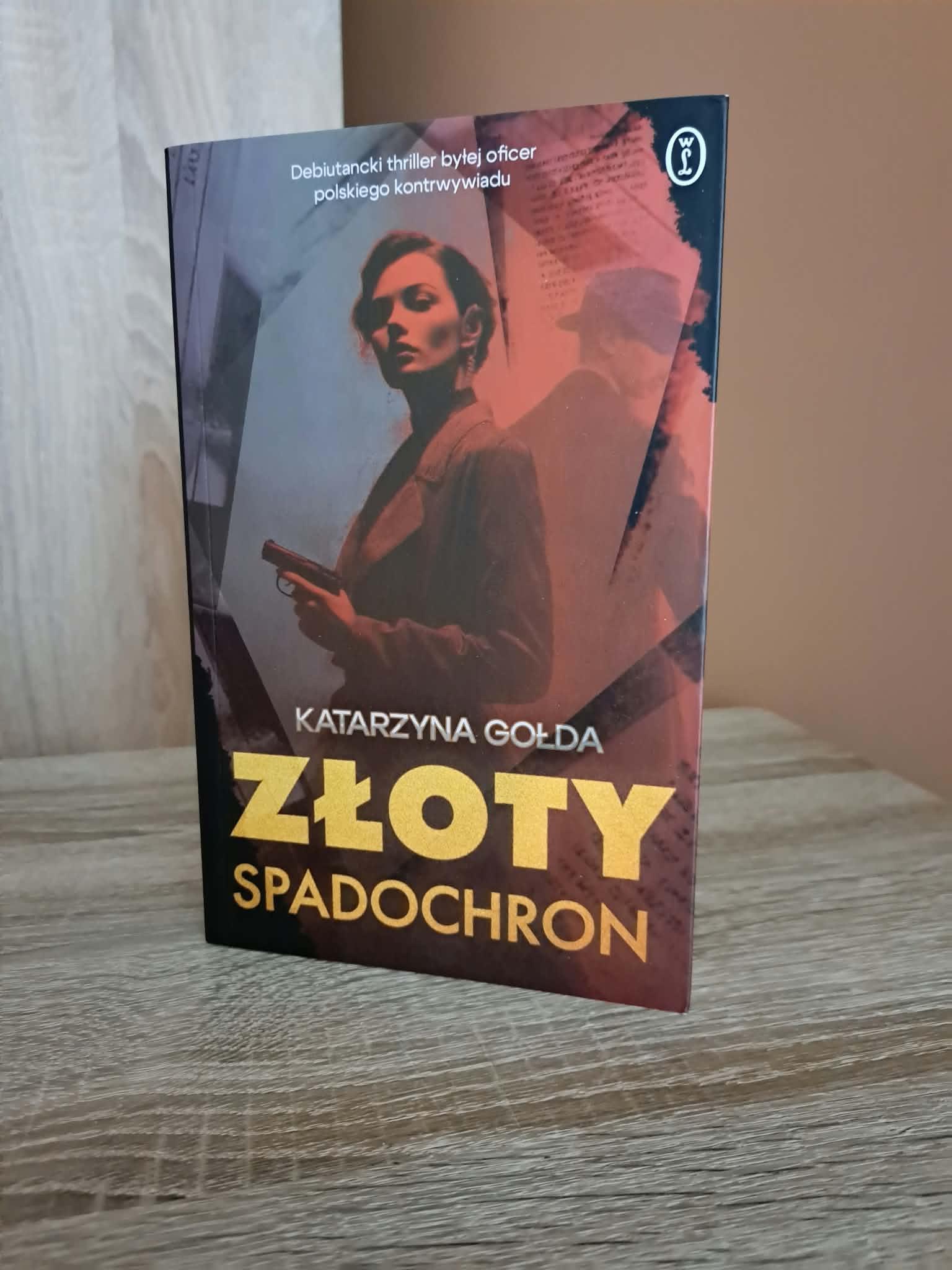 Labirynt tajemnic i cieni. Recenzja powieści "Złoty spadochron" Katarzyny Gołdy
