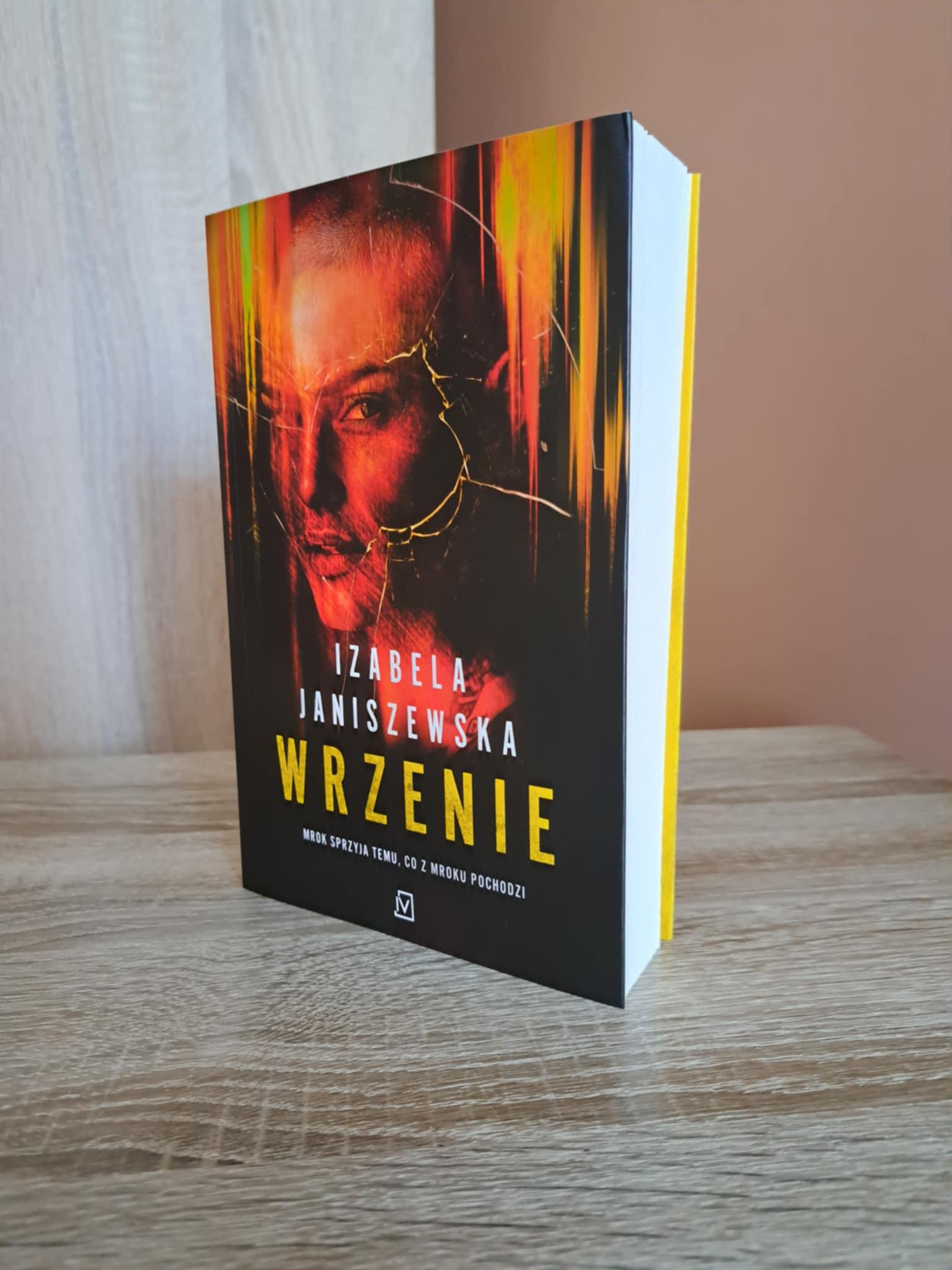 Ogień, który rozpala emocje – „Stracone w ogniu” Izabeli Janiszewskiej